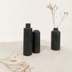 3 vases en bois teintés noir